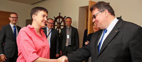 Министр иностранных дел Литвы Линас Линкявичус и депутат Рады Украины Надежда Савченко Министр иностранных дел Литвы Линас Линкявичус и депутат Рады Украины Надежда Савченко - Sputnik Lietuva