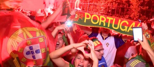 Ликующие португальцы и грустные французы в Париже после финала Евро-2016 Ликующие португальцы и грустные французы в Париже после финала Евро-2016 - Sputnik Lietuva