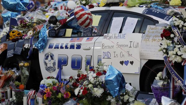 Цветы и флаги в память о погибших на служебной машине в Далласе, Техас, США - Sputnik Lietuva
