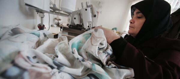 Сирийская беженка за работой Сирийская беженка за работой - Sputnik Литва