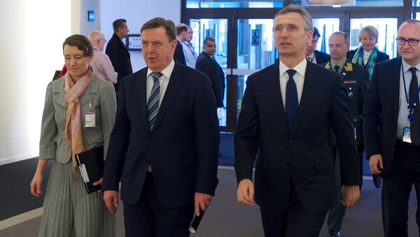 Генеральный секретарь НАТО Йенс Столнберг и премьер министр Латвии Марис Кучинскис - Sputnik Литва