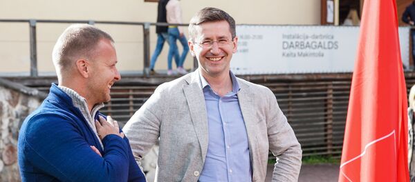 Кандидат в премьеры от партии Согласие Вячеслав Домбровский (справа) Кандидат в премьеры от партии Согласие Вячеслав Домбровский (справа) - Sputnik Литва