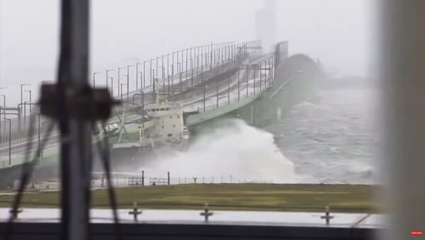 В Осаке затопило аэропорт из-за тайфуна Джеби - Sputnik Литва