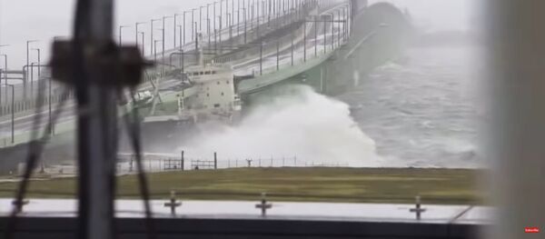 В Осаке затопило аэропорт из-за тайфуна Джеби - Sputnik Литва