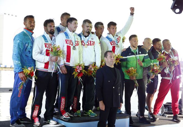 Премьер-министр РФ Д. Медведев посетил соревнования по гребле в Крылатском Премьер-министр РФ Д. Медведев посетил соревнования по гребле в Крылатском - Sputnik Литва