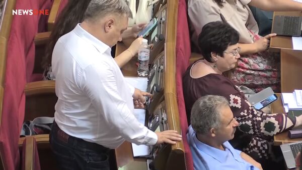 Опубликовано видео, как в Верховной раде нарушают регламент голосования - Sputnik Литва