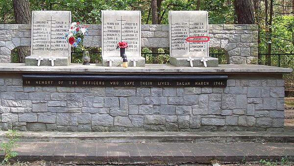 Могила расстрелянных военнопленных в Польше, на камне имя Ромуальдаса Марцинкуса литовского летчика английских ВВС - Sputnik Литва