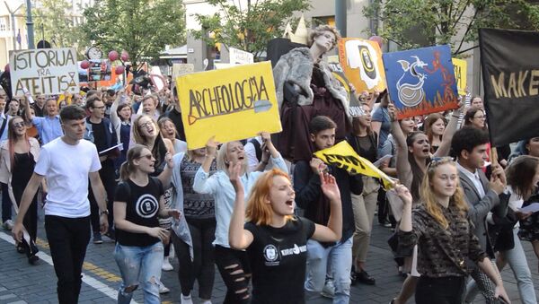 В Вильнюсе студенты устроили шествие в честь Дня знаний - Sputnik Литва