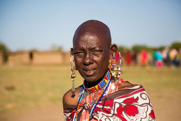 Женщина племени масаи в традиционной одежде у деревни Масаи-Мара в Кении - Sputnik Литва