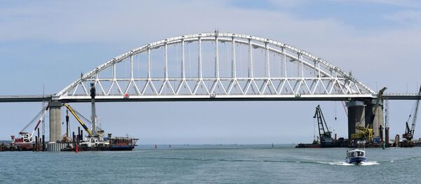 Крымский мост через Керченский пролив, архивное фото - Sputnik Литва