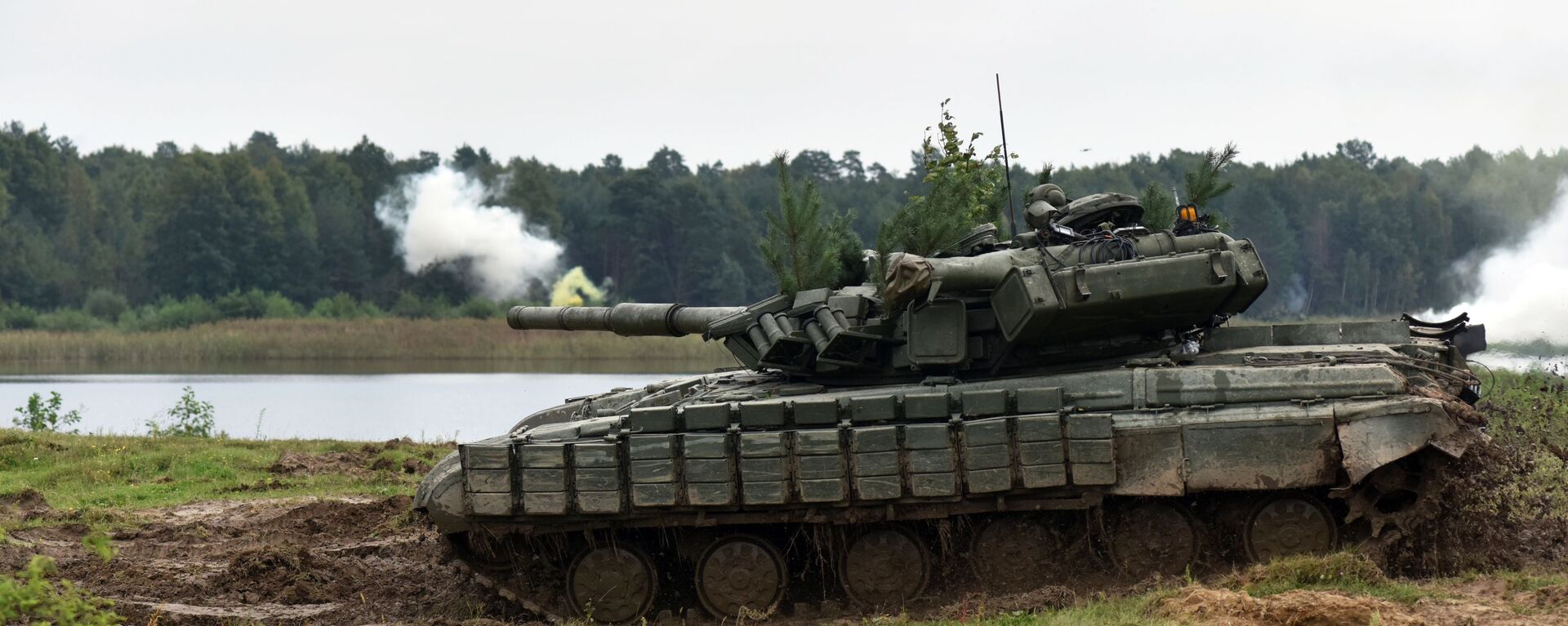 Tankas T-82 per Ukrainos ginkluotųjų pajėgų pratybas Lvovo srityje - Sputnik Lietuva, 1920, 25.08.2021