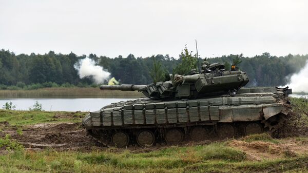 Tankas T-82 per Ukrainos ginkluotųjų pajėgų pratybas Lvovo srityje - Sputnik Lietuva