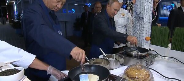 Путин и Си Цзиньпин приготовили блины Путин и Си Цзиньпин приготовили блины - Sputnik Lietuva