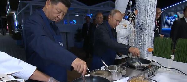 Путин и Си Цзиньпин приготовили блины Путин и Си Цзиньпин приготовили блины - Sputnik Литва