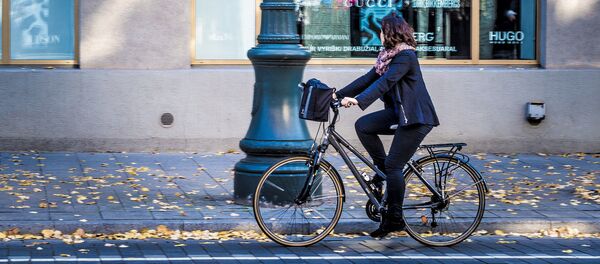 Осенний Вильнюс, женщина на велосипеде - Sputnik Lietuva