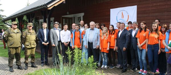 Общая фотография участников и организаторов первая молодежной миссии На волнах исторической памяти-2016 - Sputnik Литва