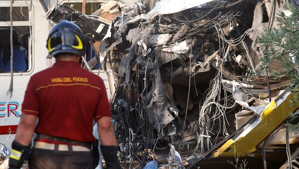 Пожарный работает на месте аварии двух пассажирских поездов южнее деревни Карато в Италии - Sputnik Литва
