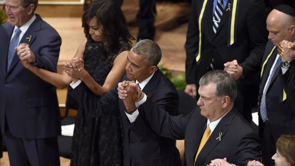 Президент США Барак Обама во время межконфессиональной панихиды по погибшим полицейским в Далласе, США - Sputnik Lietuva