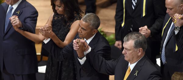 Президент США Барак Обама во время межконфессиональной панихиды по погибшим полицейским в Далласе, США Президент США Барак Обама во время межконфессиональной панихиды по погибшим полицейским в Далласе, США - Sputnik Lietuva