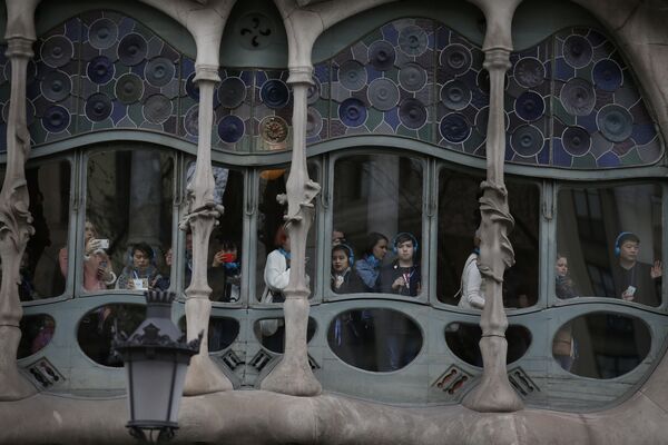 Туристы выглядывают из окна здания Каса-Батльо архитектора Антонио Гауди в Барселоне, Испания - Sputnik Литва