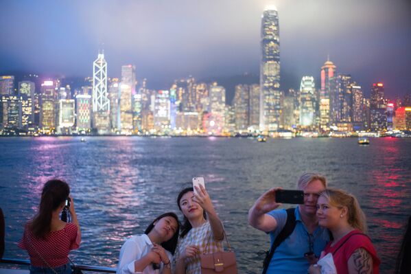 Туристы фотографируются на фоне бухты Виктория, Китай - Sputnik Литва
