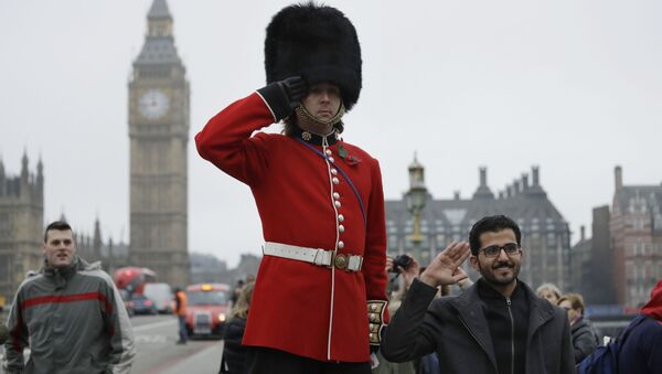 Гвардеец позирует для фото с туристами в Лондоне - Sputnik Lietuva
