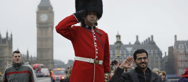 Гвардеец позирует для фото с туристами в Лондоне - Sputnik Литва