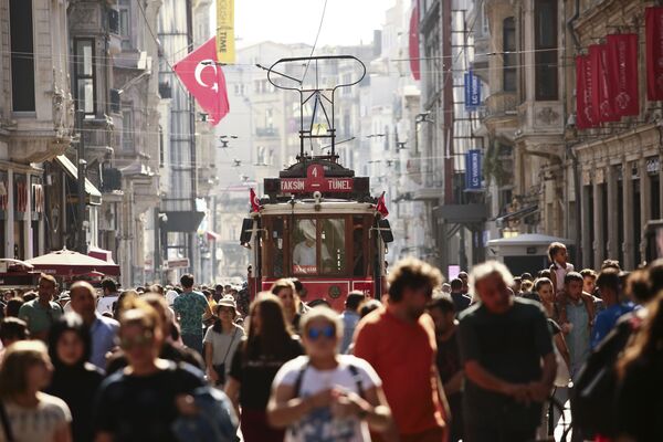 Одна из самых популярных улиц в Стамбуле под названием Истикляль - Sputnik Литва