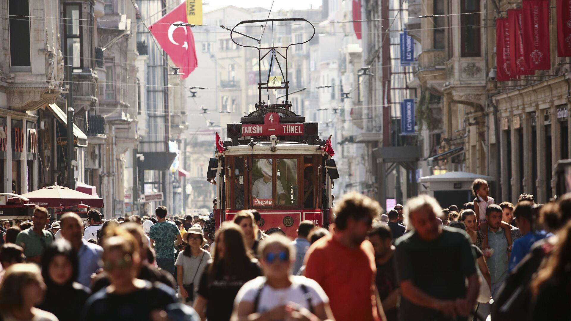 Одна из самых популярных улиц в Стамбуле под названием Истикляль - Sputnik Литва, 1920, 13.11.2022