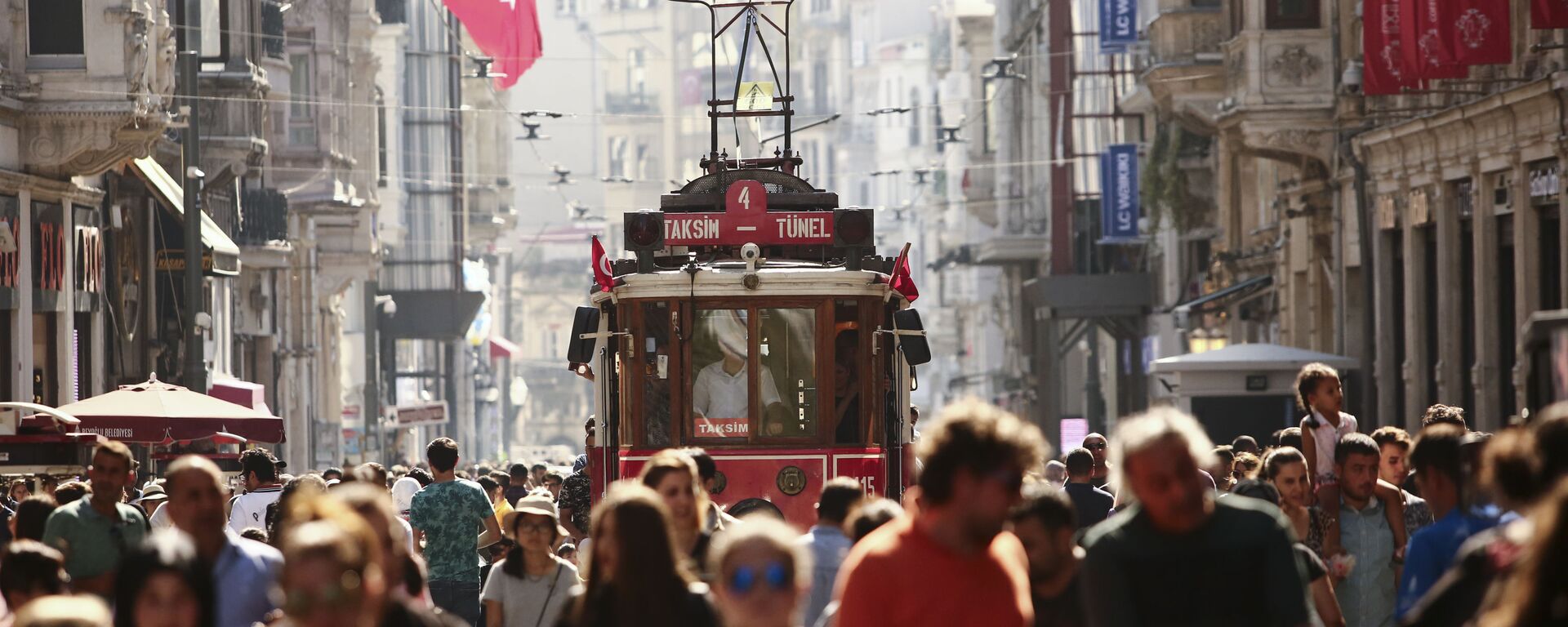 Одна из самых популярных улиц в Стамбуле под названием Истикляль - Sputnik Литва, 1920, 13.11.2022