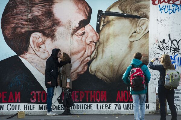 Туристы целуются у Берлинской стены, Германия - Sputnik Литва