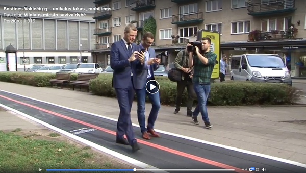 Дорожка в центре Вильнюса для тех, кто ходит, уткнувшись в смартфон - Sputnik Lietuva