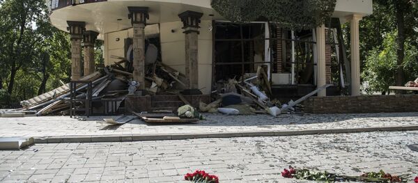 Цветы у здания кафе Сепар в Донецке, где произошел взрыв в результате которого погиб глава ДНР Александр Захарченко. - Sputnik Литва