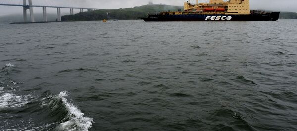 Ледокол Адмирал Макаров в проливе Босфор Восточный во время ухода в рейс по обеспечению летней навигации на трассе Северного морского пути (СМП) в восточном районе Арктики, архивное фото - Sputnik Литва