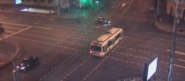 Baltarusijos sostinėje Mazda nukrito į požeminę perėją Baltarusijos sostinėje Mazda nukrito į požeminę perėją - Sputnik Lietuva