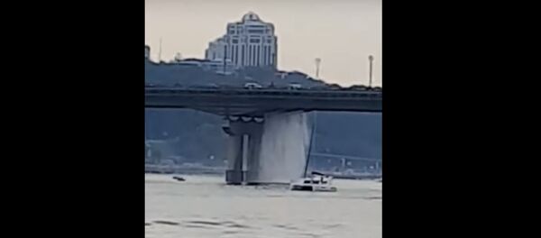 Internete išjuoktas verkiantis tiltas Kijeve Internete išjuoktas verkiantis tiltas Kijeve - Sputnik Lietuva