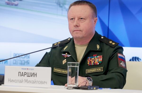 Генерал-лейтенант Николай Паршин во время брифинга Министерства обороны РФ по крушению Боинга-777 Генерал-лейтенант Николай Паршин во время брифинга Министерства обороны РФ по крушению Боинга-777 - Sputnik Lietuva