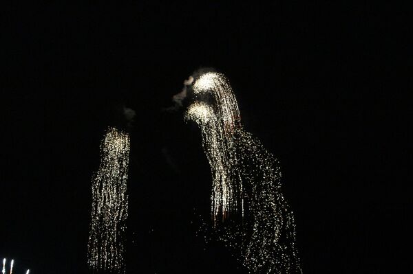 Чемпионат фейерверков: литовские пиротехники выступили под дождем Чемпионат фейерверков: литовские пиротехники выступили под дождем - Sputnik Литва