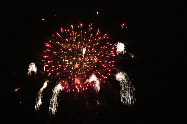 Чемпионат фейерверков: литовские пиротехники выступили под дождем Чемпионат фейерверков: литовские пиротехники выступили под дождем - Sputnik Литва