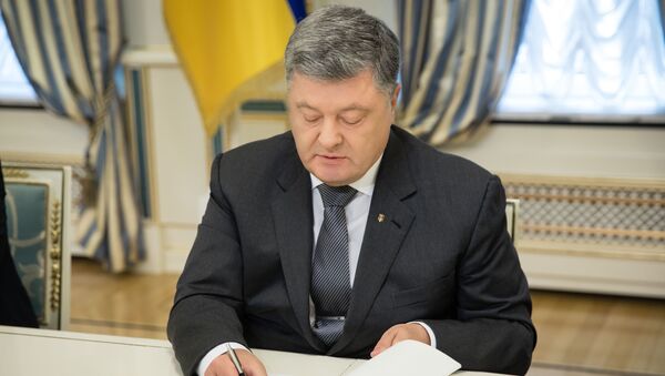 Президент Украины Петр Порошенко подписывает указ о прекращении договора о дружбе с Россией - Sputnik Lietuva
