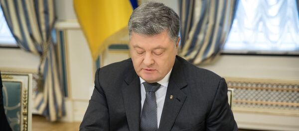 Президент Украины Петр Порошенко подписывает указ о прекращении договора о дружбе с Россией - Sputnik Литва
