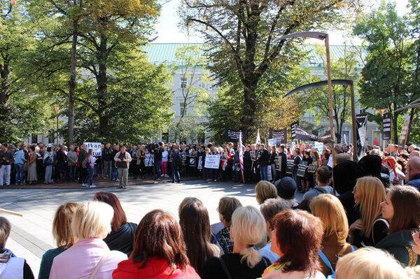 В Вильнюсе работники культуры устроили протест из-за низких зарплат В Вильнюсе работники культуры устроили протест из-за низких зарплат - Sputnik Литва