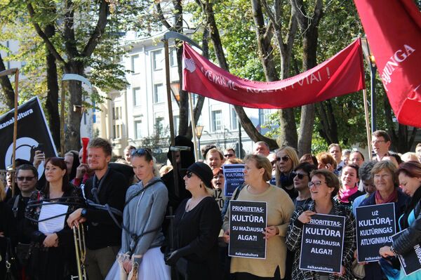 В Вильнюсе работники культуры устроили протест из-за низких зарплат В Вильнюсе работники культуры устроили протест из-за низких зарплат - Sputnik Литва