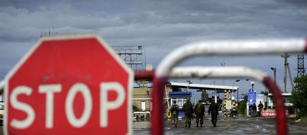 Пограничный пункт пропуска Изварино после обстрела - Sputnik Lietuva