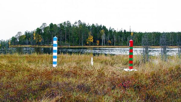 Пограничные столбы в самой восточной точке российско-финляндской границы на острове в центре озера Вирмаярви - Sputnik Литва