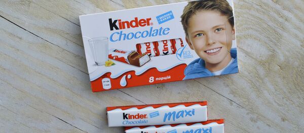 Kinder шоколад на деревянном фоне Kinder шоколад на деревянном фоне - Sputnik Lietuva