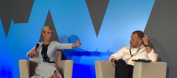 Официальный представитель МИД РФ Мария Захарова и директор по корпоративным связям агентство Sputnik Петр Лидов-Петровский - Sputnik Lietuva