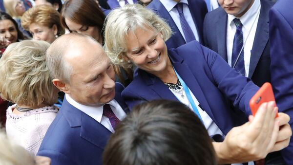 Президент РФ В. Путин принял участие в пленарном заседании II Евразийского женского форума - Sputnik Lietuva