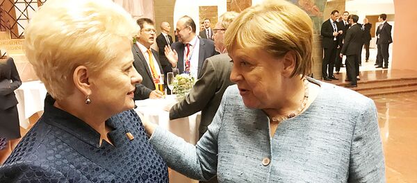 Даля Грибаускайте и Ангела Меркель на неофициальном саммите глав государств и правительств ЕС в Зальцбурге Даля Грибаускайте и Ангела Меркель на неофициальном саммите глав государств и правительств ЕС в Зальцбурге - Sputnik Lietuva