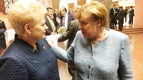 Даля Грибаускайте и Ангела Меркель на неофициальном саммите глав государств и правительств ЕС в Зальцбурге - Sputnik Lietuva